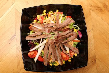 Taze salata tabağı ile karışık yeşillik