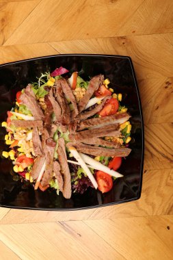 Taze salata tabağı ile karışık yeşillik