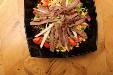 Taze salata tabağı ile karışık yeşillik