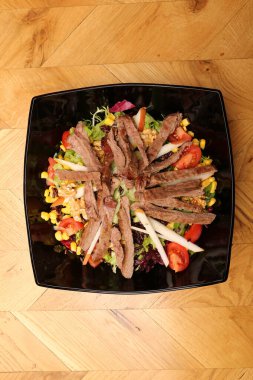 Taze salata tabağı ile karışık yeşillik