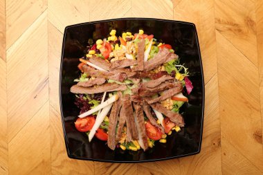 Taze salata tabağı ile karışık yeşillik