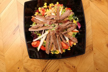 Taze salata tabağı ile karışık yeşillik