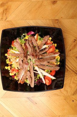 Taze salata tabağı ile karışık yeşillik