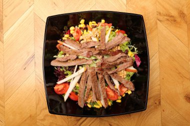 Taze salata tabağı ile karışık yeşillik