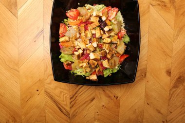 Taze salata tabağı ile karışık yeşillik