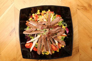 Taze salata tabağı ile karışık yeşillik