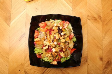 Taze salata tabağı ile karışık yeşillik