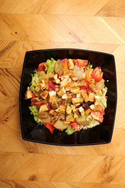 Taze salata tabağı ile karışık yeşillik