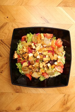 Taze salata tabağı ile karışık yeşillik