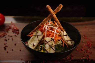 Taze salata tabağı ile karışık yeşillik