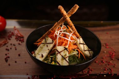 Taze salata tabağı ile karışık yeşillik