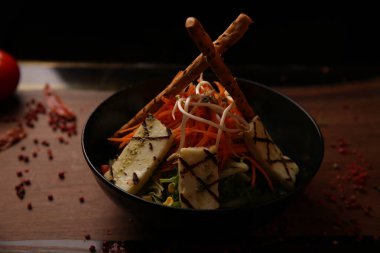 Taze salata tabağı ile karışık yeşillik