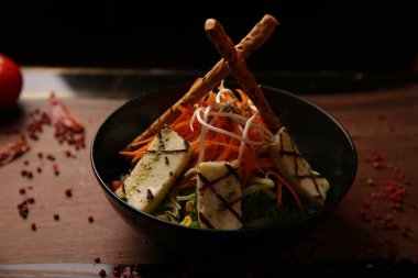 Taze salata tabağı ile karışık yeşillik