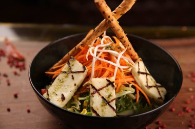 Taze salata tabağı ile karışık yeşillik