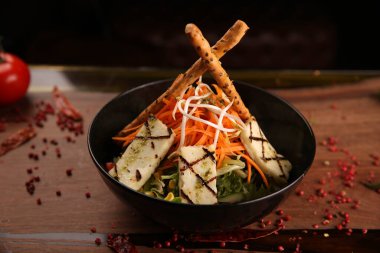 Taze salata tabağı ile karışık yeşillik