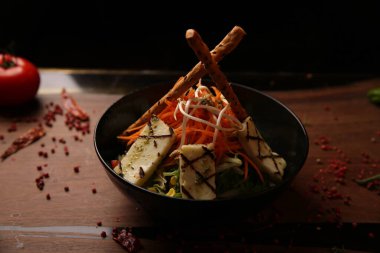 Taze salata tabağı ile karışık yeşillik