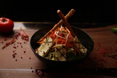 Taze salata tabağı ile karışık yeşillik