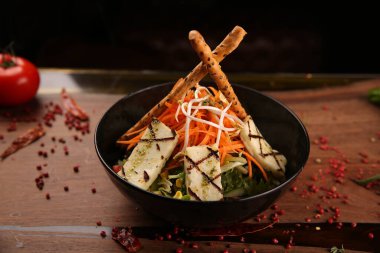 Taze salata tabağı ile karışık yeşillik