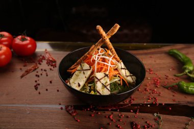 Taze salata tabağı ile karışık yeşillik