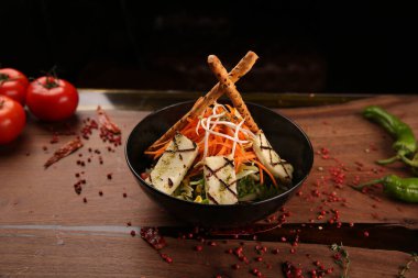 Taze salata tabağı ile karışık yeşillik