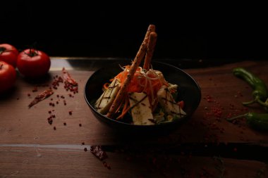 Taze salata tabağı ile karışık yeşillik