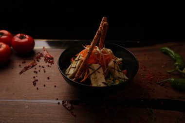 Taze salata tabağı ile karışık yeşillik