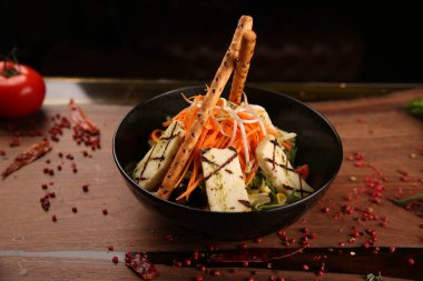 Taze salata tabağı ile karışık yeşillik