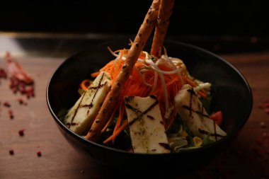 Taze salata tabağı ile karışık yeşillik