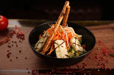 Taze salata tabağı ile karışık yeşillik