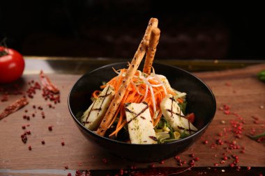 Taze salata tabağı ile karışık yeşillik