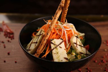 Taze salata tabağı ile karışık yeşillik