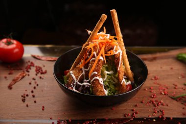 Taze salata tabağı ile karışık yeşillik