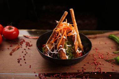 Taze salata tabağı ile karışık yeşillik