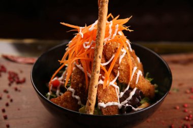 Taze salata tabağı ile karışık yeşillik