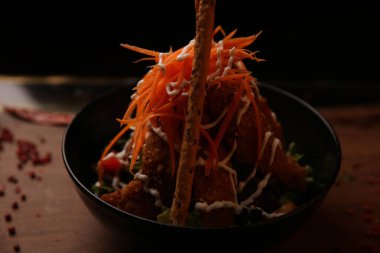 Taze salata tabağı ile karışık yeşillik