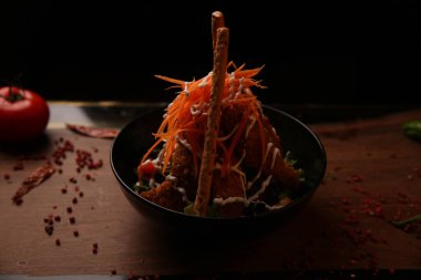 Taze salata tabağı ile karışık yeşillik