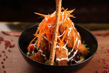 Taze salata tabağı ile karışık yeşillik