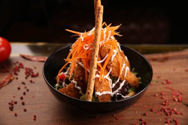 Taze salata tabağı ile karışık yeşillik