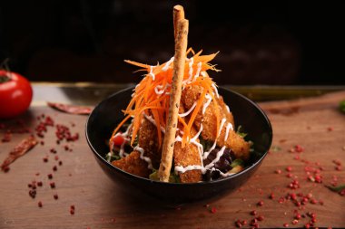 Taze salata tabağı ile karışık yeşillik