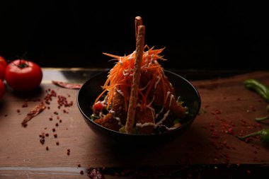 Taze salata tabağı ile karışık yeşillik