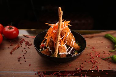 Taze salata tabağı ile karışık yeşillik