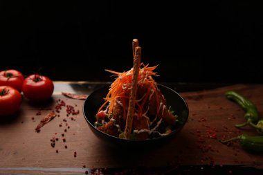 Taze salata tabağı ile karışık yeşillik