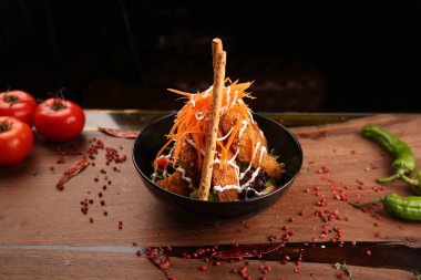 Taze salata tabağı ile karışık yeşillik