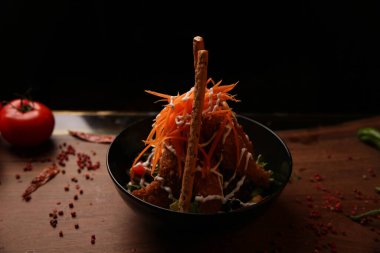 Taze salata tabağı ile karışık yeşillik