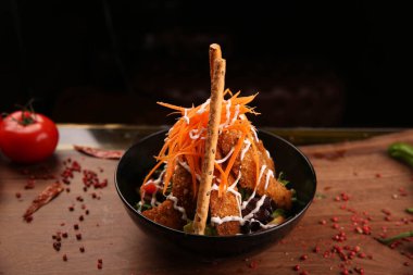 Taze salata tabağı ile karışık yeşillik