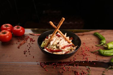 Taze salata tabağı ile karışık yeşillik