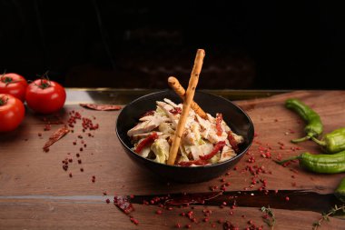 Taze salata tabağı ile karışık yeşillik