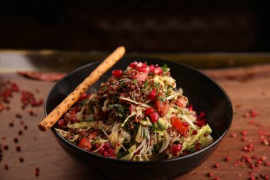 Taze salata tabağı ile karışık yeşillik