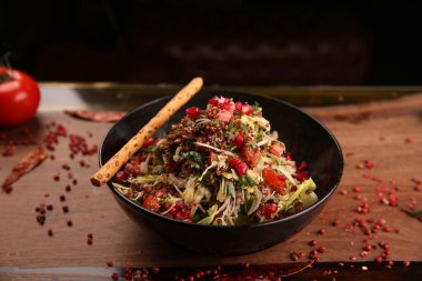 Taze salata tabağı ile karışık yeşillik