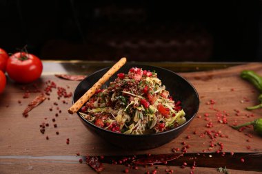 Taze salata tabağı ile karışık yeşillik